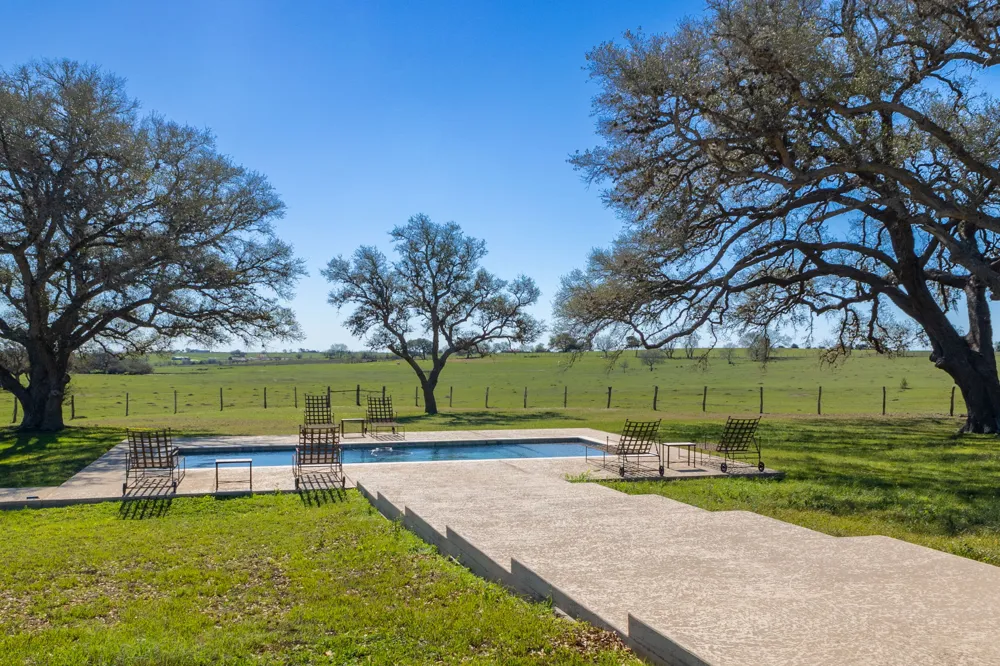 1797 County Road 261 Moulton, TX 77975