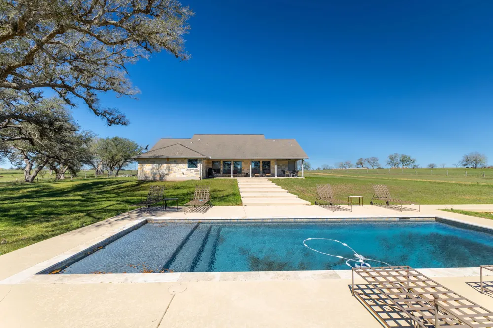 1797 County Road 261 Moulton, TX 77975