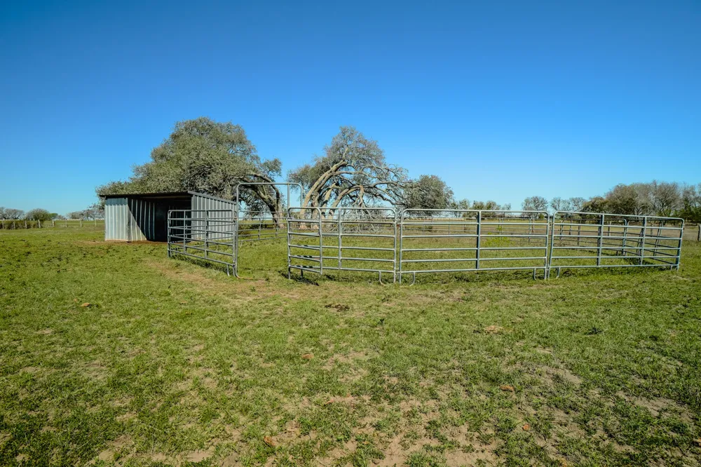 1797 County Road 261 Moulton, TX 77975
