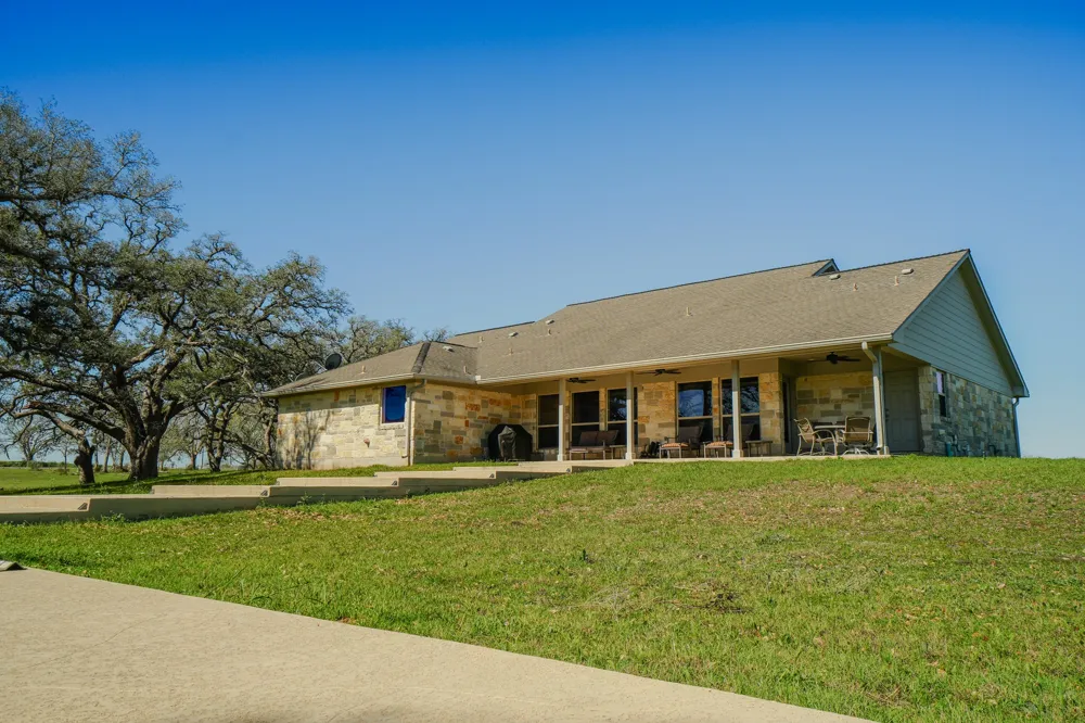 1797 County Road 261 Moulton, TX 77975