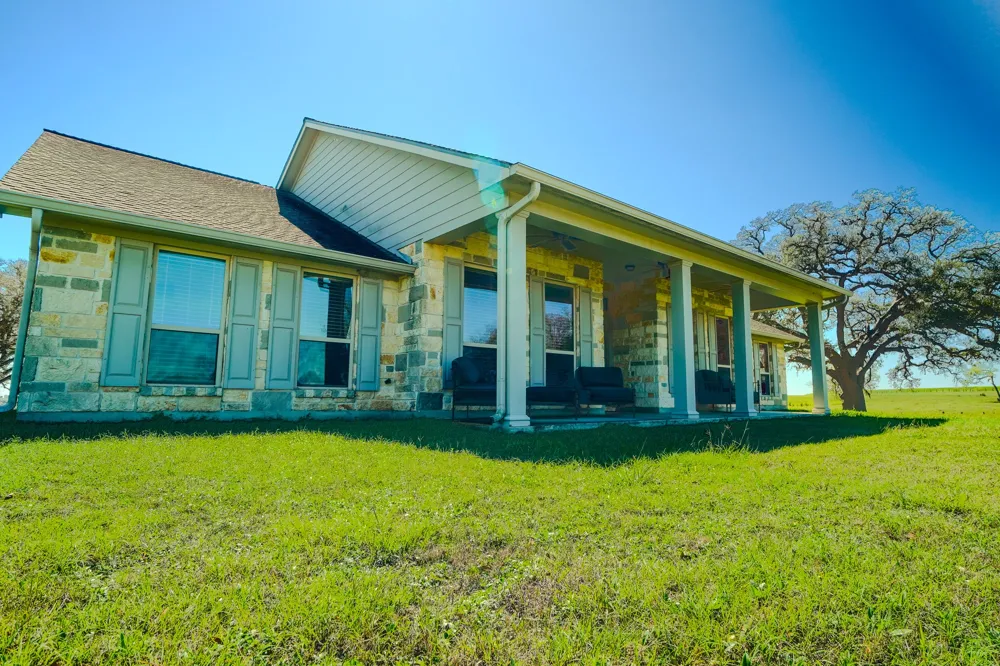 1797 County Road 261 Moulton, TX 77975