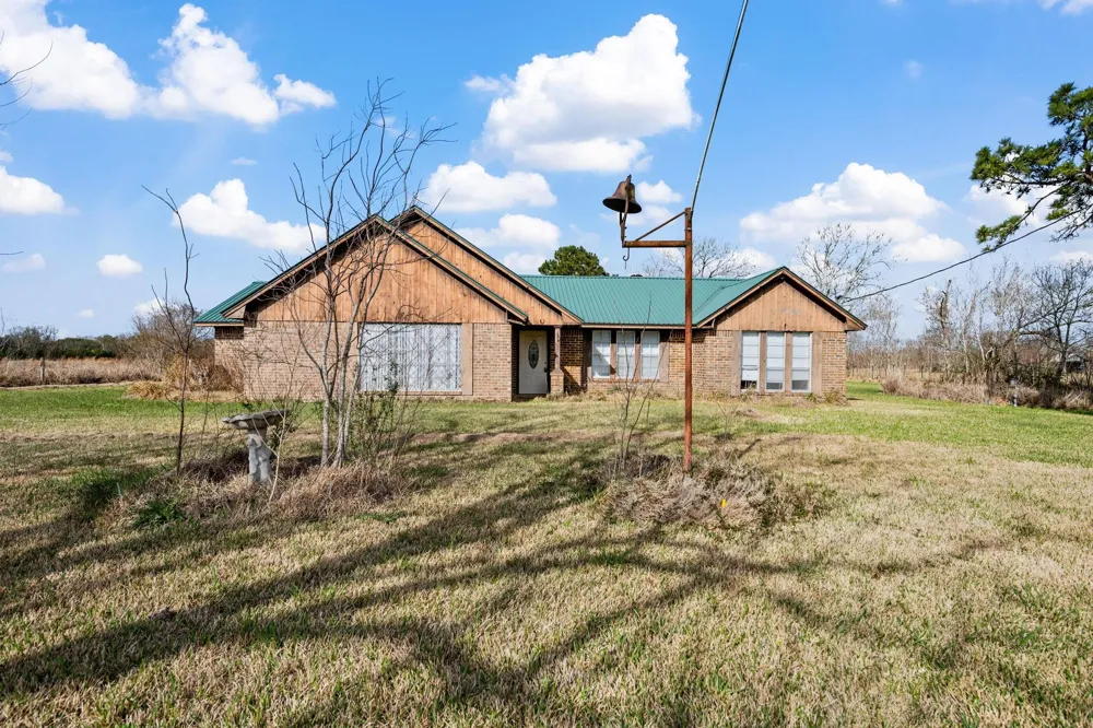 4041 County Road 2058 Hull, TX 77564