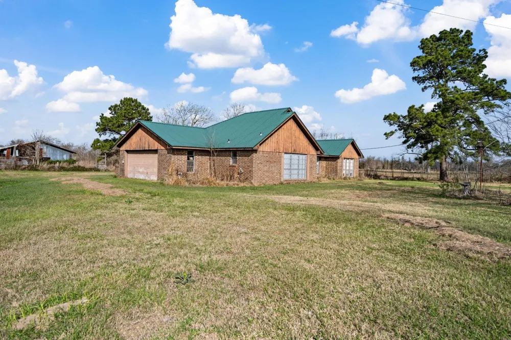 4041 County Road 2058 Hull, TX 77564