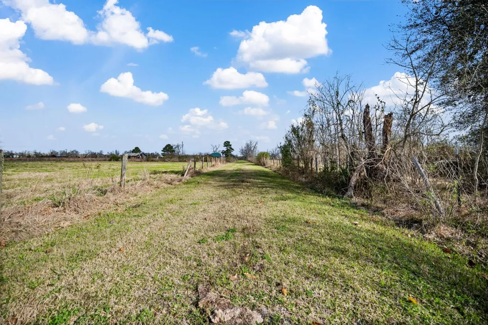4041 County Road 2058 Hull, TX 77564