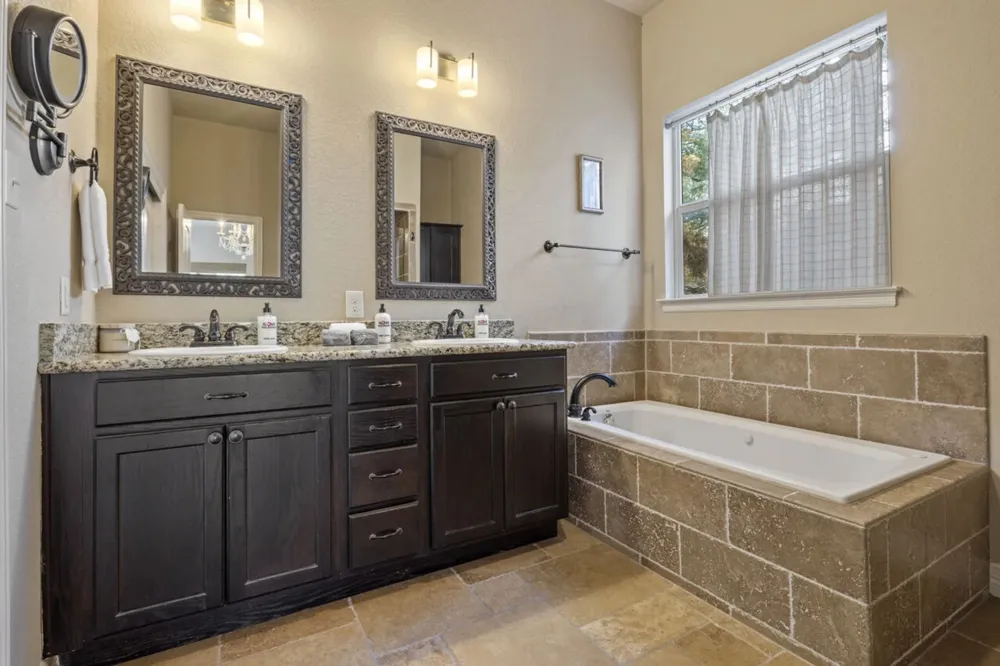 10033 Longhorn Skyway Dripping Springs, TX 78620