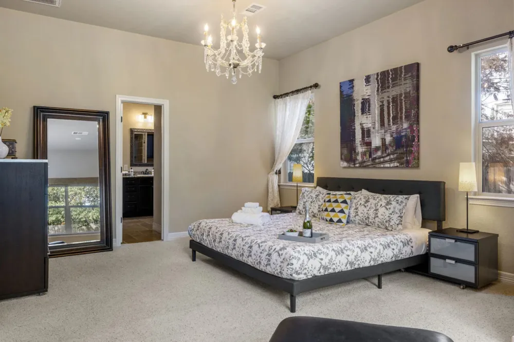 10033 Longhorn Skyway Dripping Springs, TX 78620