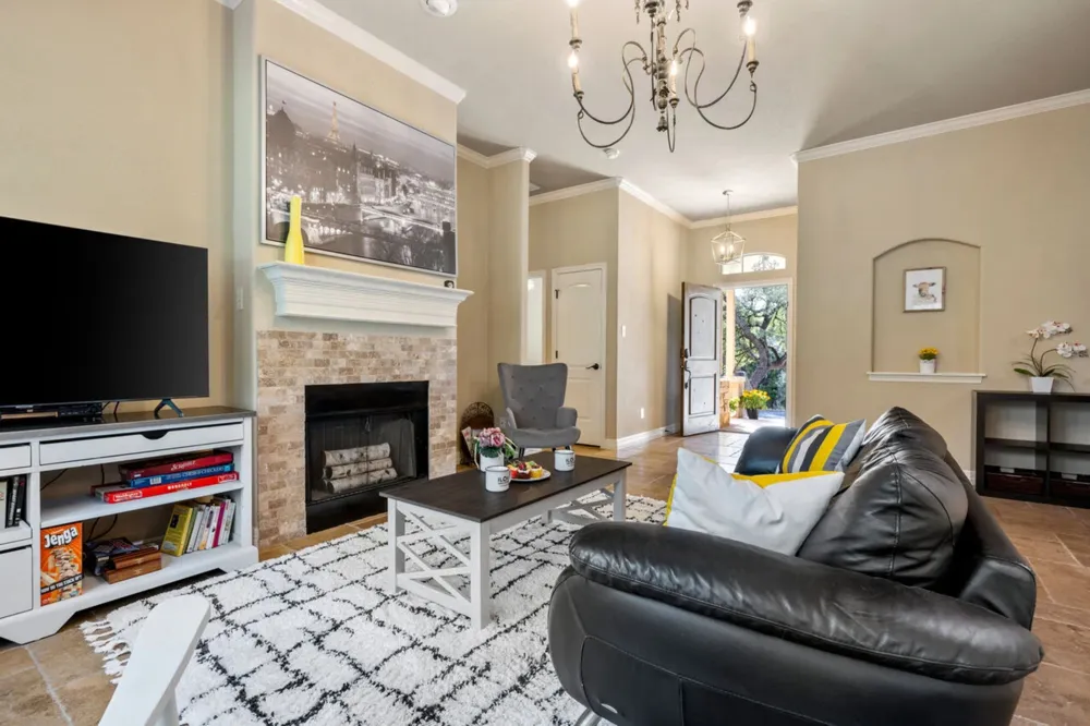 10033 Longhorn Skyway Dripping Springs, TX 78620