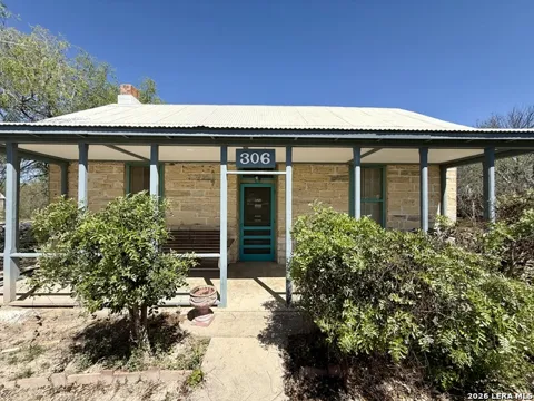 306 E El Paso
