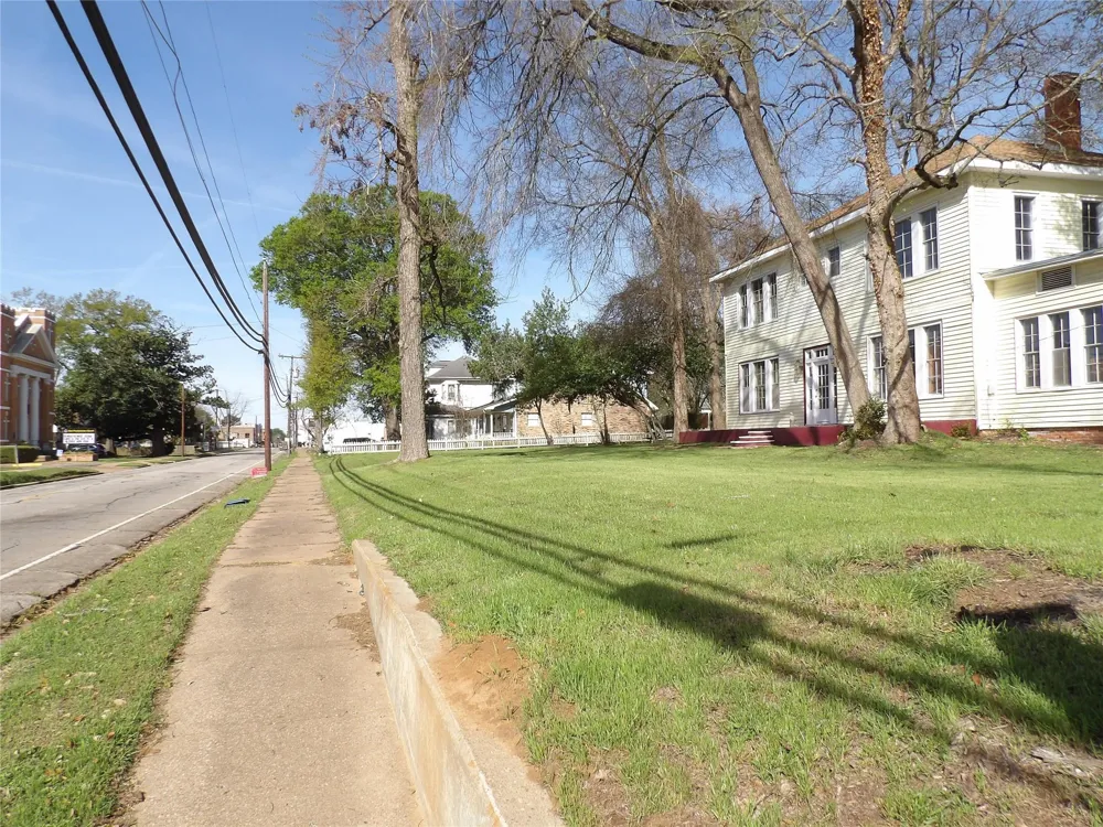 718 E Houston Avenue Crockett, TX 75835