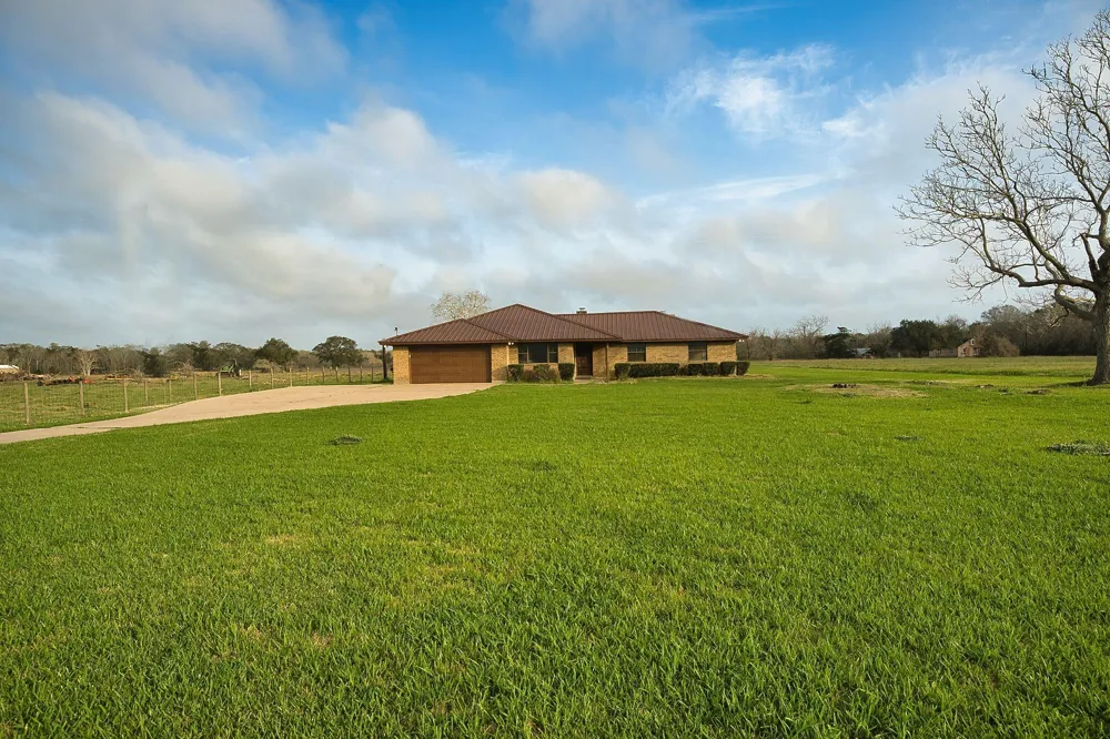 1506 Fm 2611 Cedar Lake, TX 77414