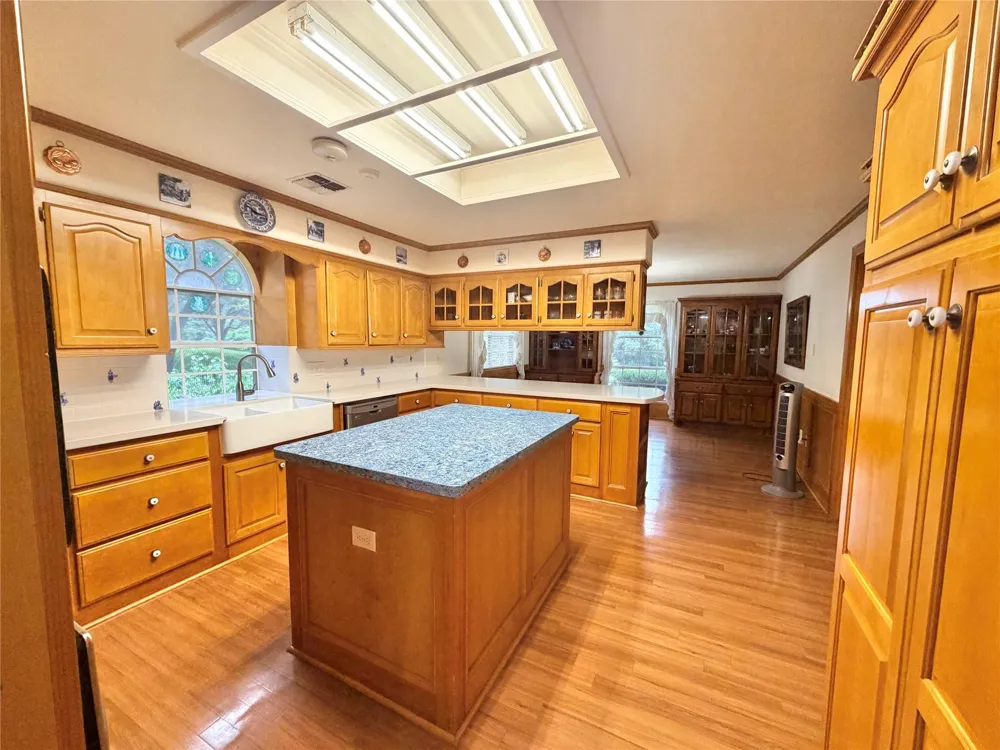 423 Jane Street East Bernard, TX 77435