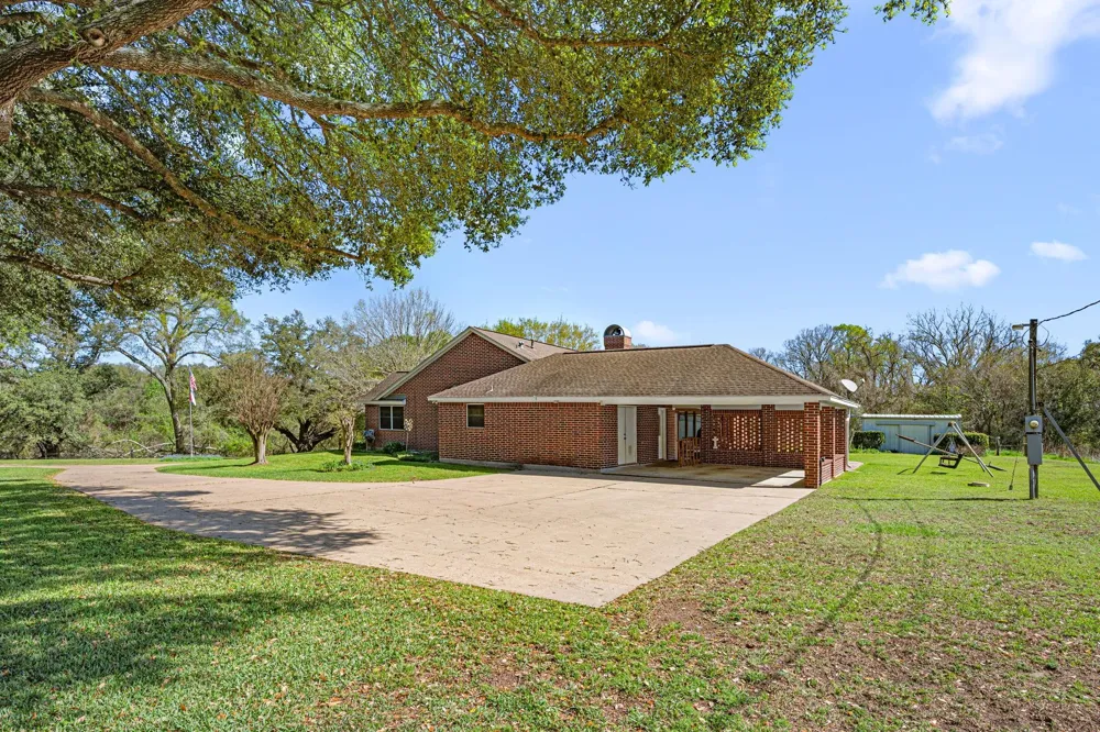 423 Jane Street East Bernard, TX 77435