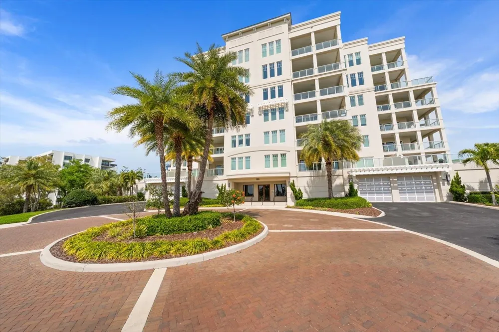 125 BELLEVIEW BOULEVARD #302 Belleair, FL 33756