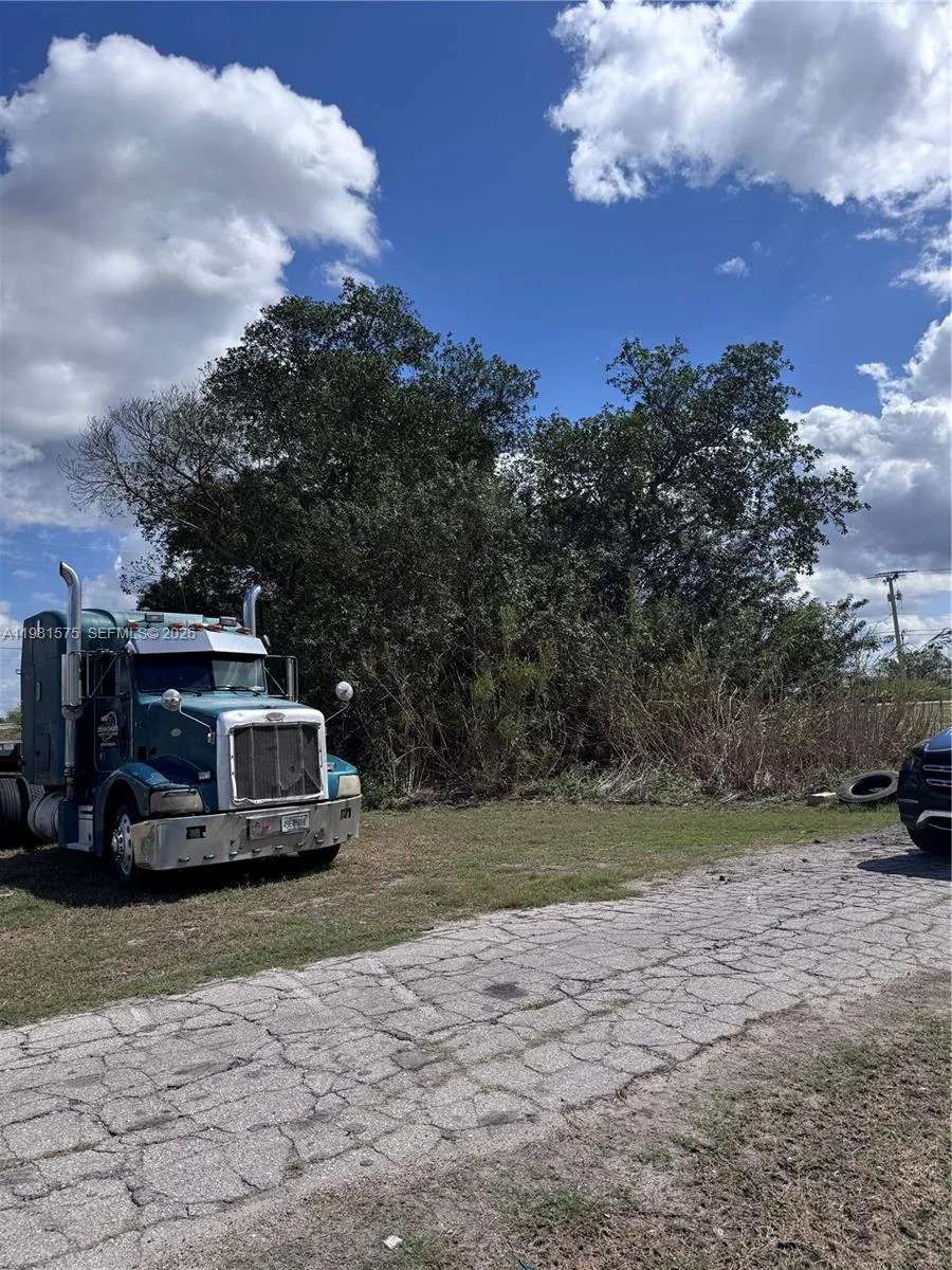 636 S Lake Ave. Pahokee, FL 33476