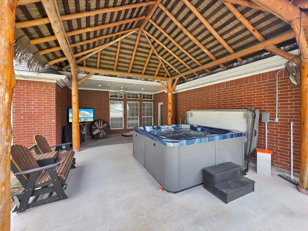 520 Meadow Lane Winnie, TX 77665
