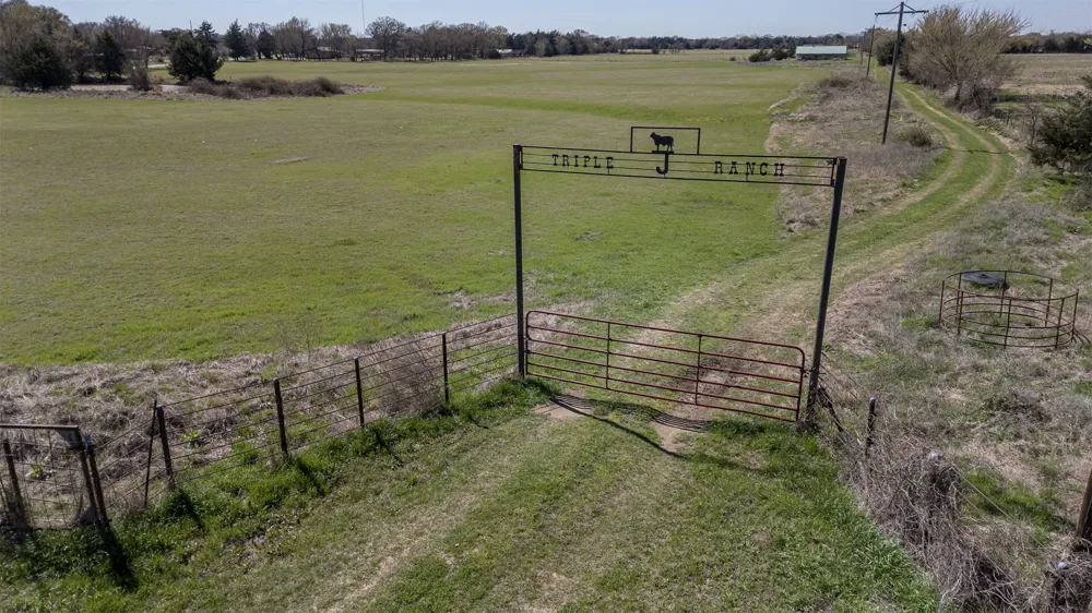 267 County Road 2150 Telephone, TX 75446