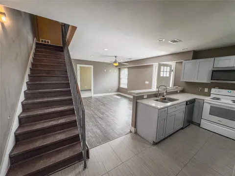 301 E Brockett Street #100
