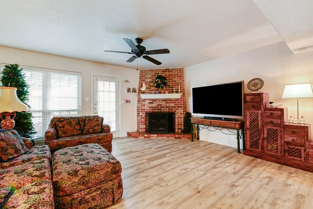933 Roaring Springs Road Fort Worth, TX 76114