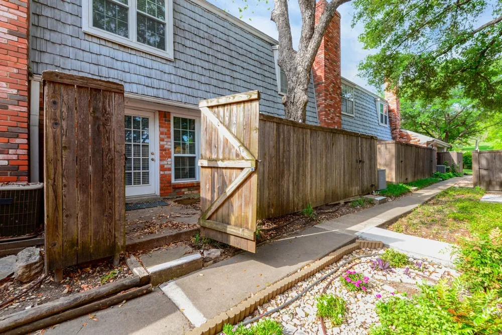 933 Roaring Springs Road Fort Worth, TX 76114