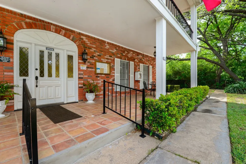 933 Roaring Springs Road Fort Worth, TX 76114