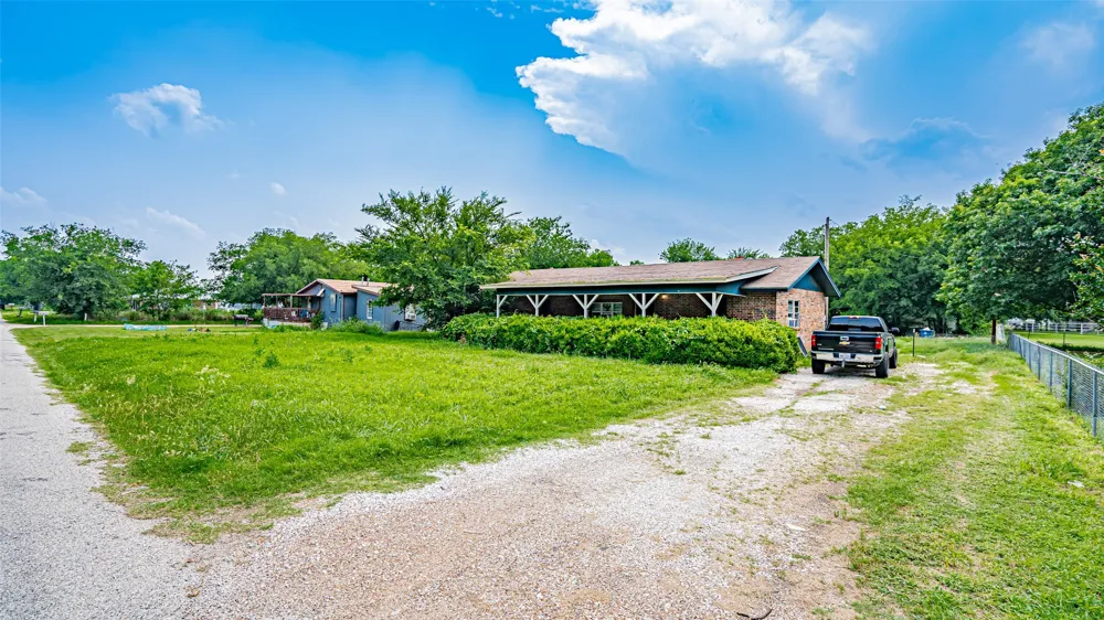 291 County Road 4858 Newark, TX 76071