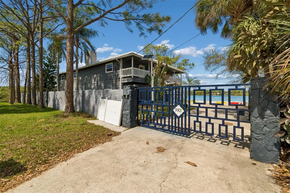 9901 BAY DRIVE Gibsonton, FL 33534