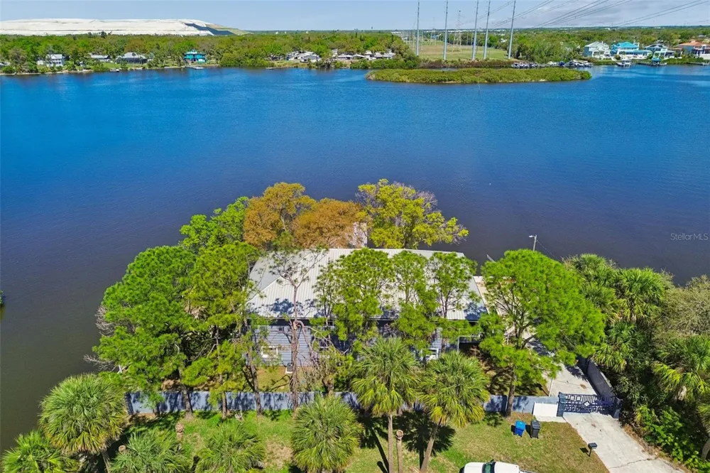 9901 BAY DRIVE Gibsonton, FL 33534