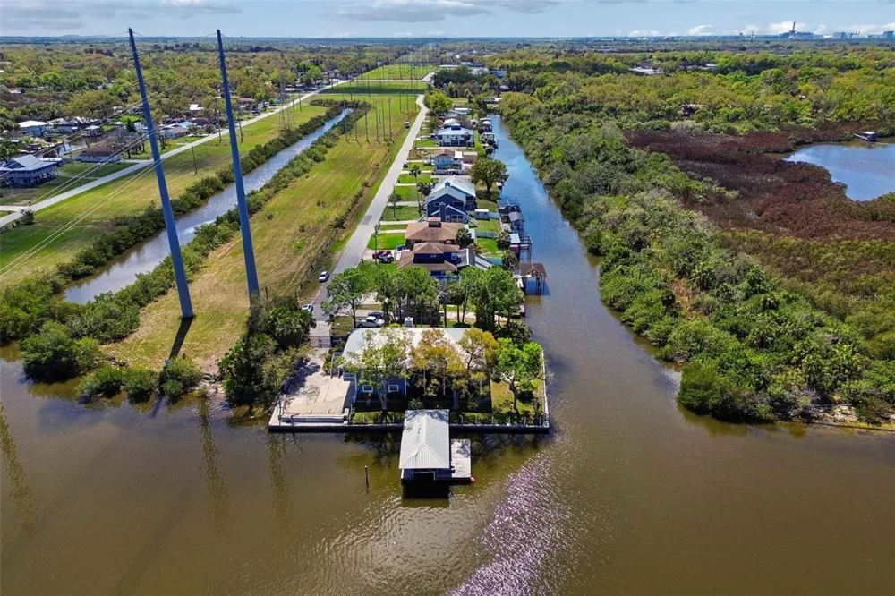 9901 BAY DRIVE Gibsonton, FL 33534