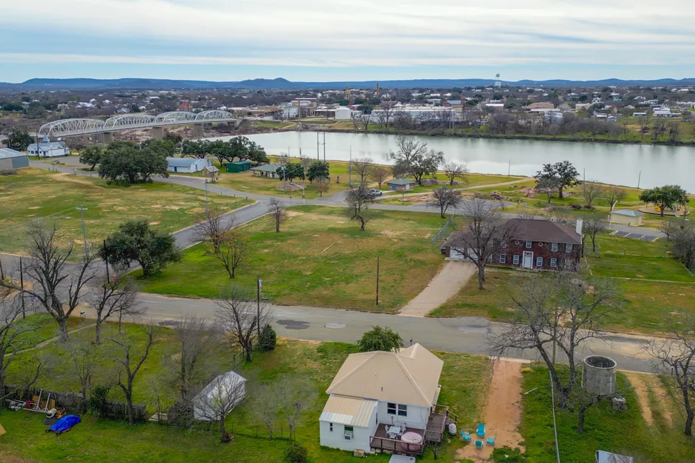 305 W Tarrant Street Llano, TX 78643