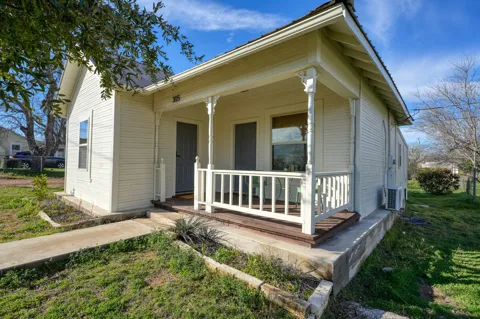 305 W Tarrant Street