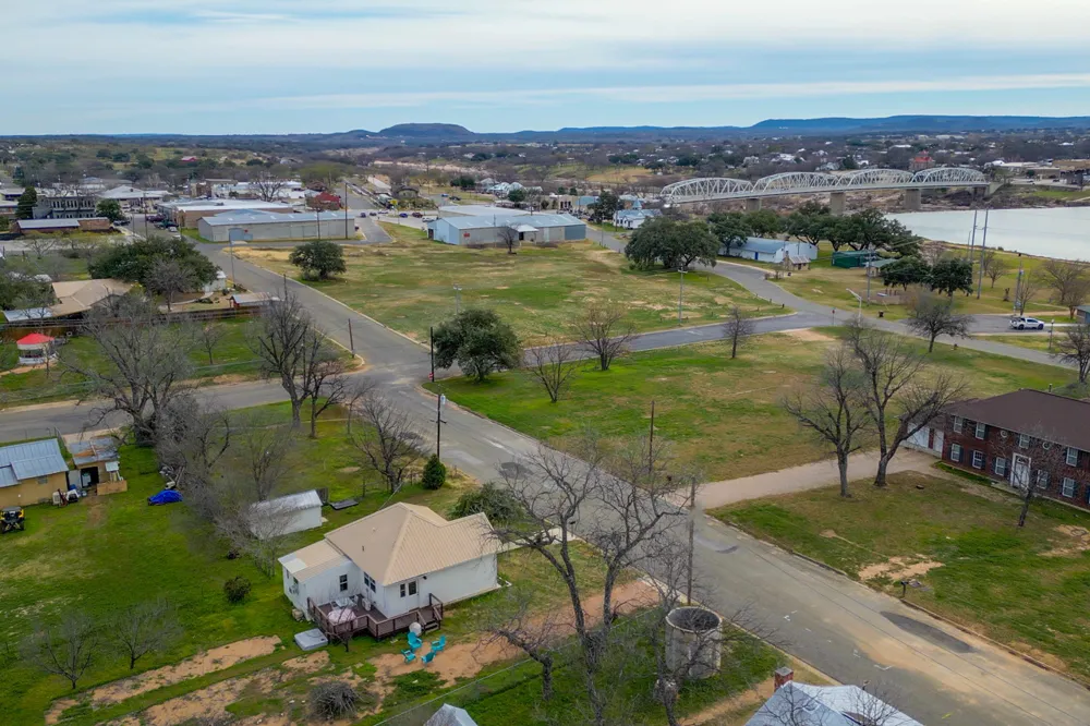 305 W Tarrant Street Llano, TX 78643