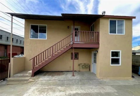 1561 W 38th Place