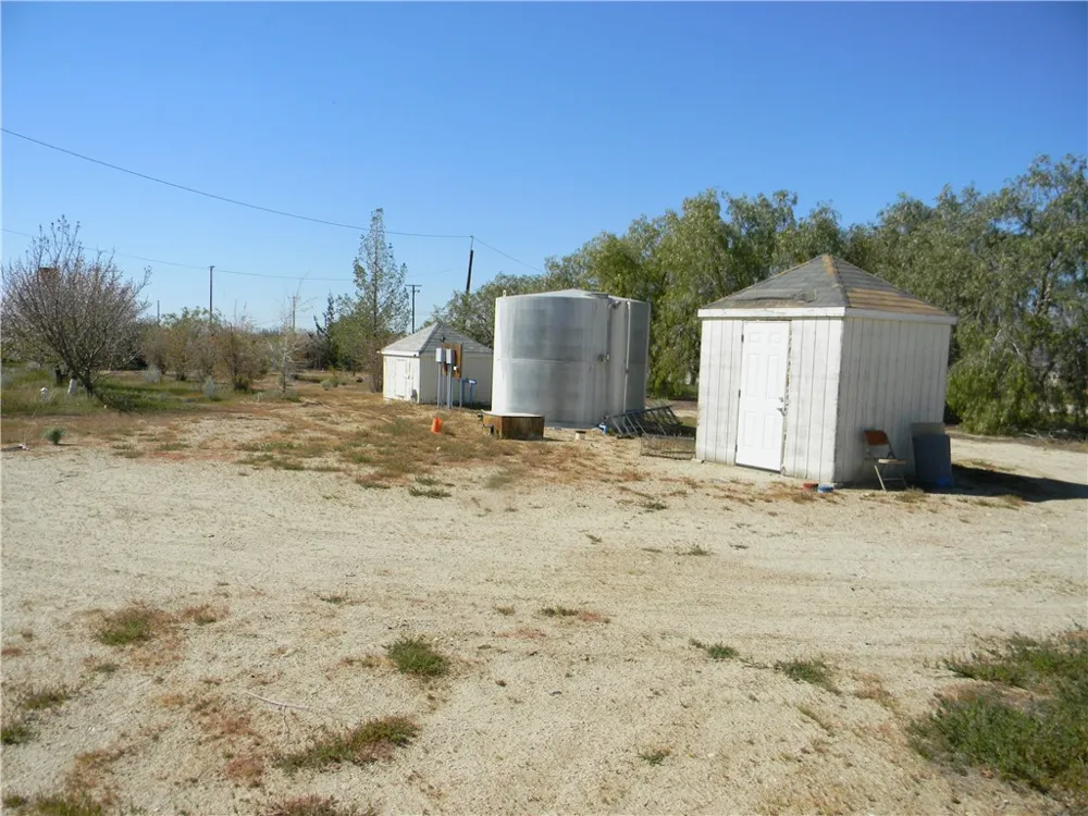 16846 E Avenue T Llano, CA 93544