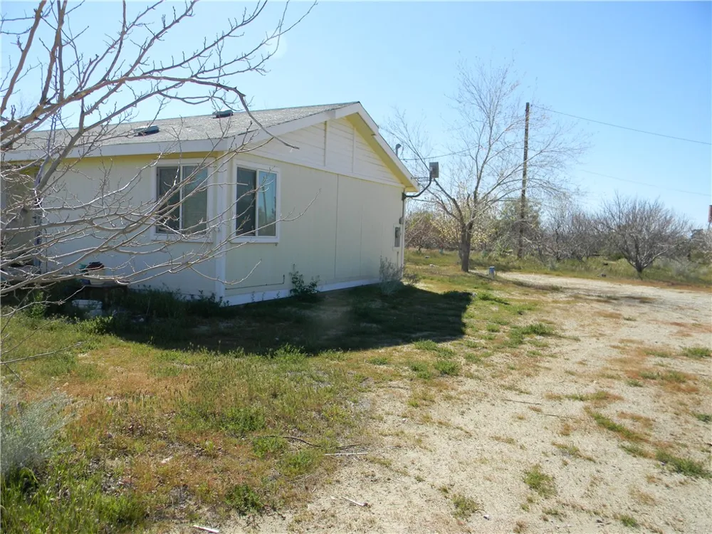 16846 E Avenue T Llano, CA 93544