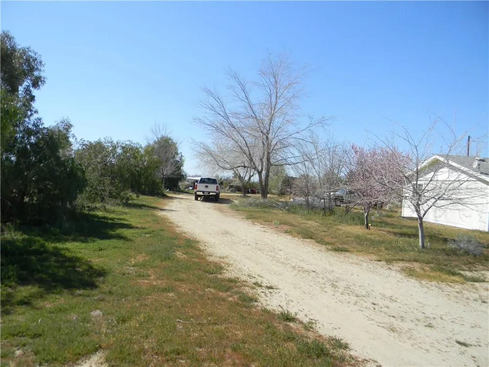 16846 E Avenue T Llano, CA 93544