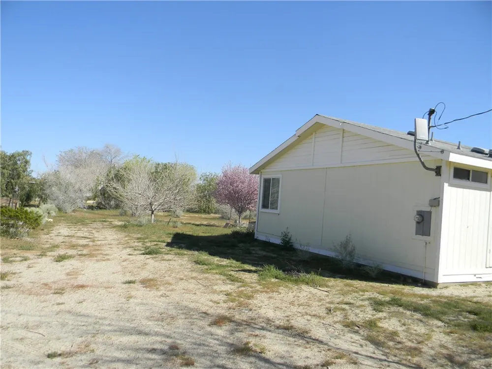 16846 E Avenue T Llano, CA 93544