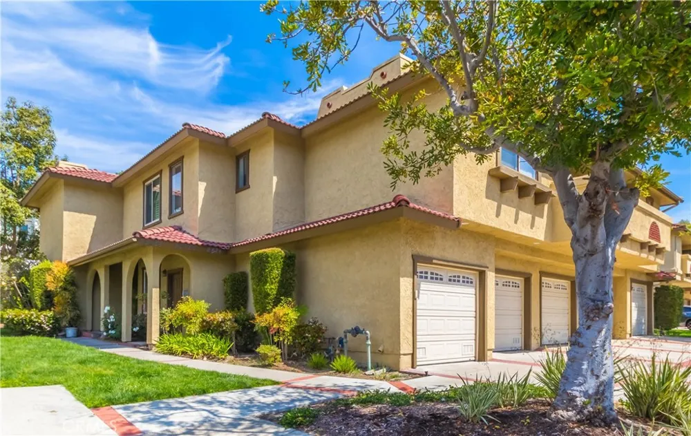 25261 Tanoak Lake Forest, CA 92630