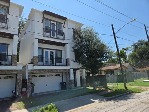 1516 Amundsen Street