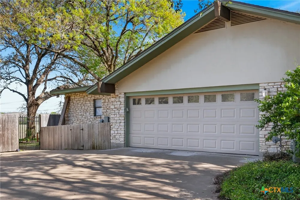 201 S Contour Drive Gonzales, TX 78629