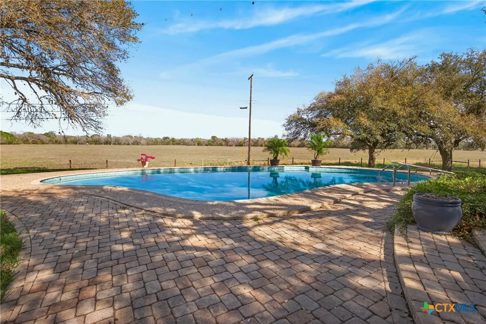 201 S Contour Drive Gonzales, TX 78629