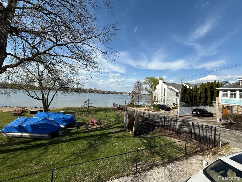 1628 Beechmont Street Keego Harbor City, MI 48320