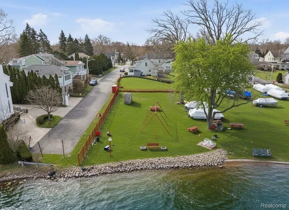 1628 Beechmont Street Keego Harbor City, MI 48320