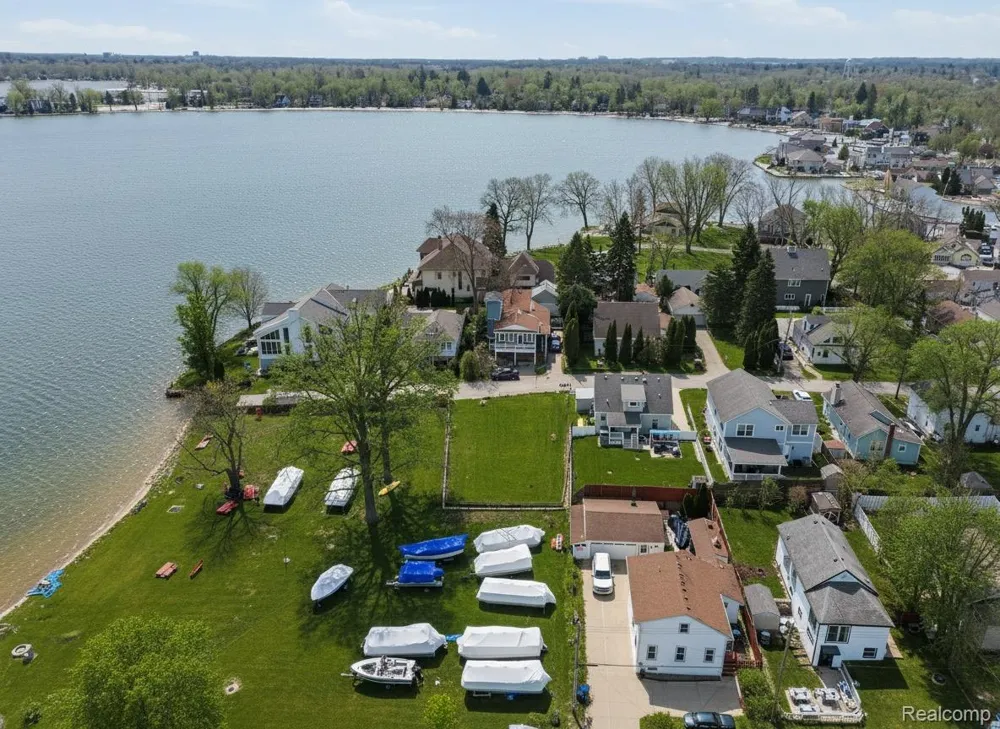 1628 Beechmont Street Keego Harbor City, MI 48320