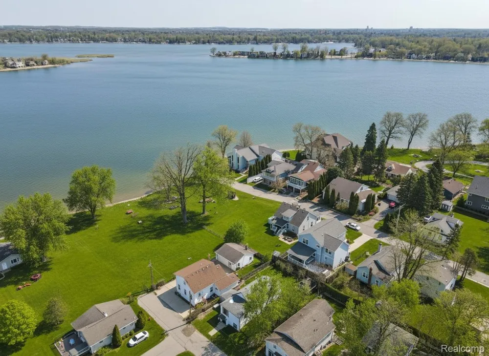 1628 Beechmont Street Keego Harbor City, MI 48320