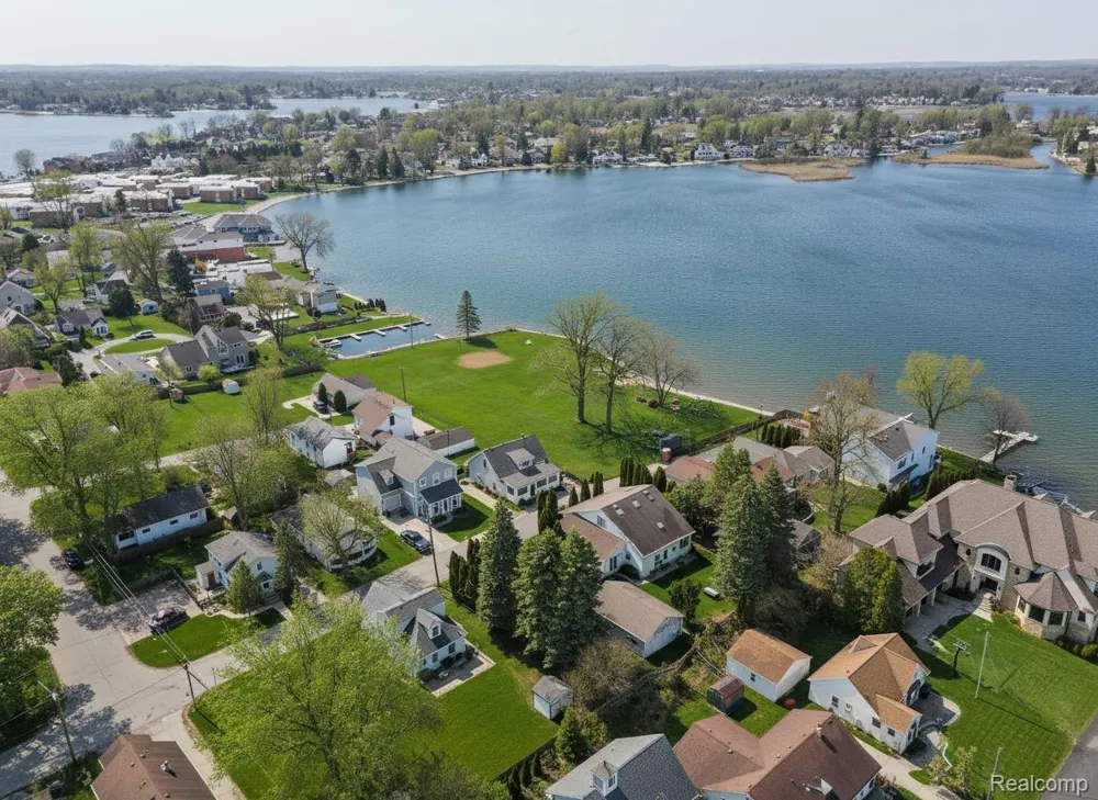 1628 Beechmont Street Keego Harbor City, MI 48320