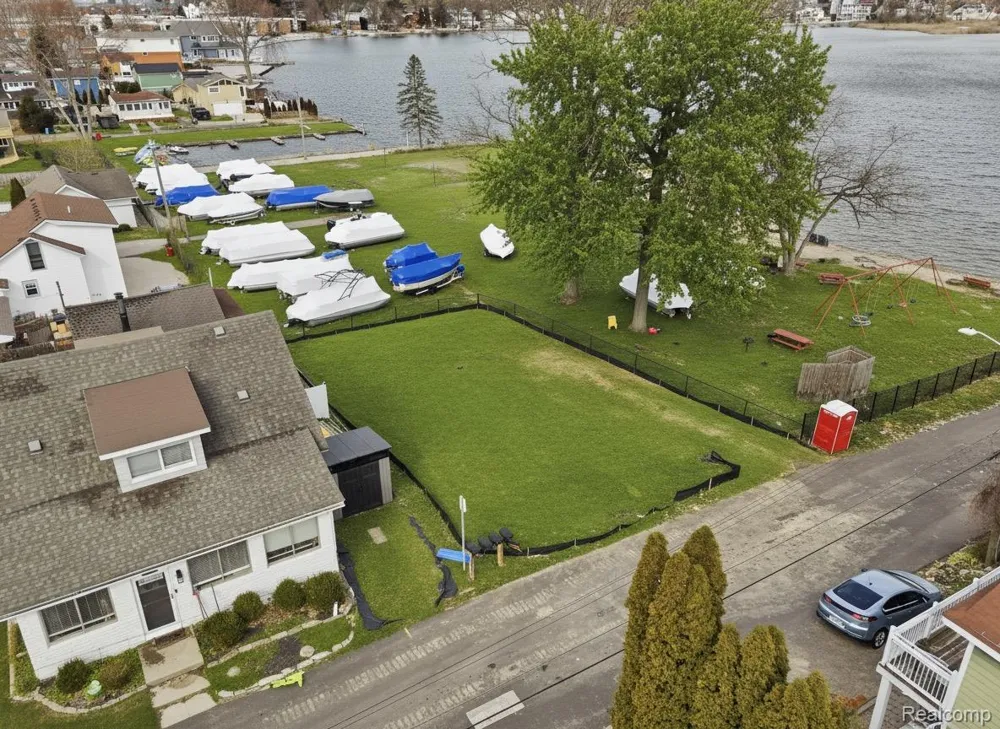 1628 Beechmont Street Keego Harbor City, MI 48320