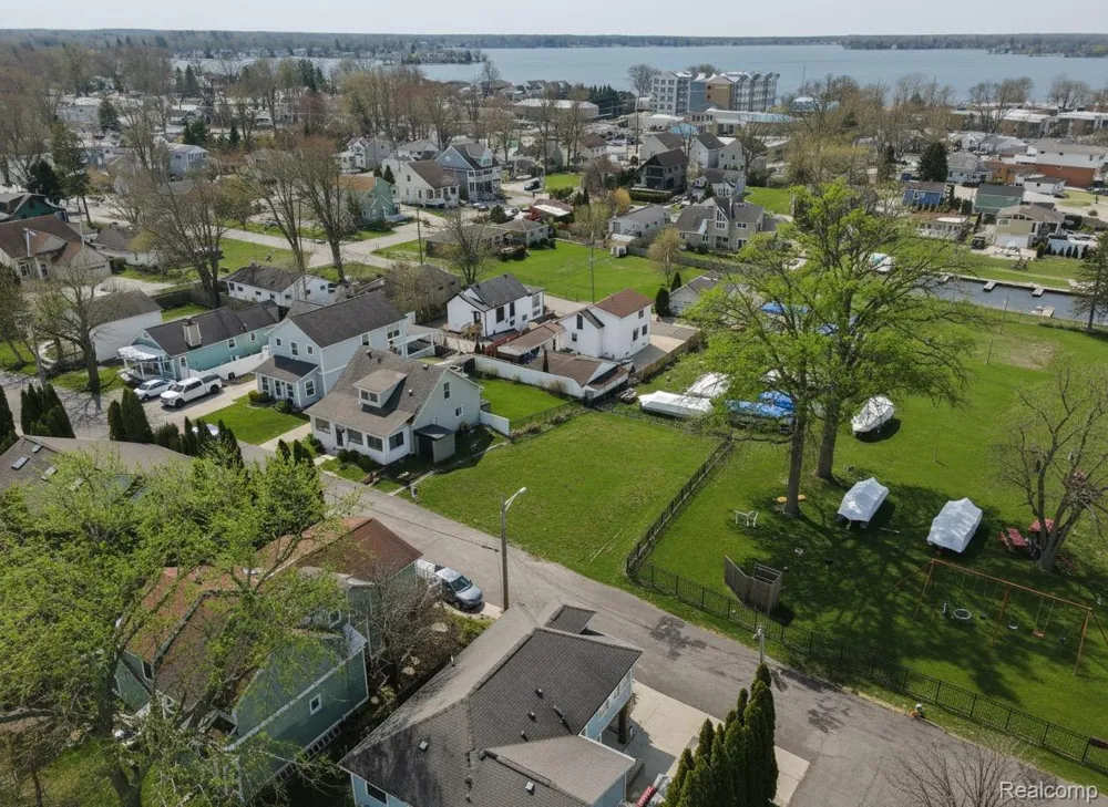 1628 Beechmont Street Keego Harbor City, MI 48320