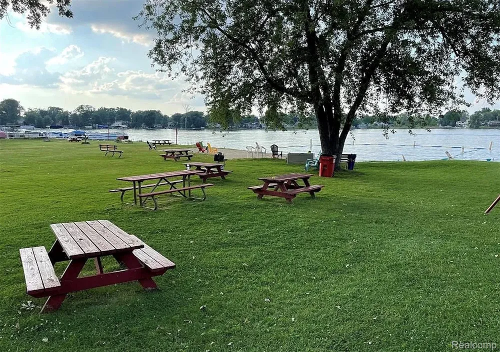 1628 Beechmont Street Keego Harbor City, MI 48320
