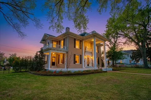 313 E Charnwood