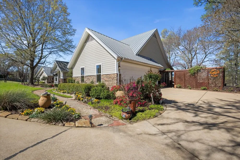 24050 Red Azalea Lindale, TX 75771